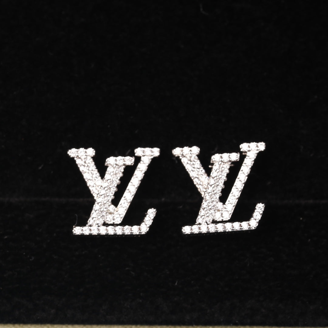 Louis Vuitton LOGO DIAMOND STUD EARRINGS