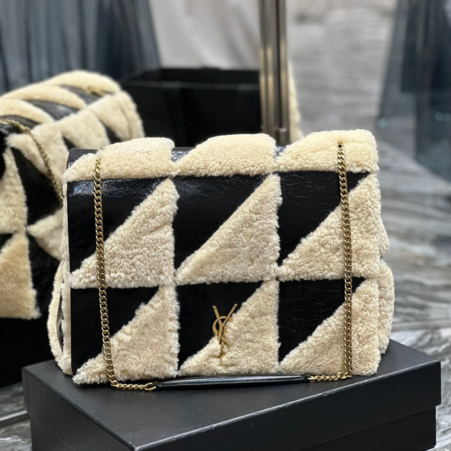 Saint Laurent JAMIE 4.3 LARGE BAG 38 IN BLACK CALFSKIN MIX BEIGE SHEARLING GOLD HARDWARE