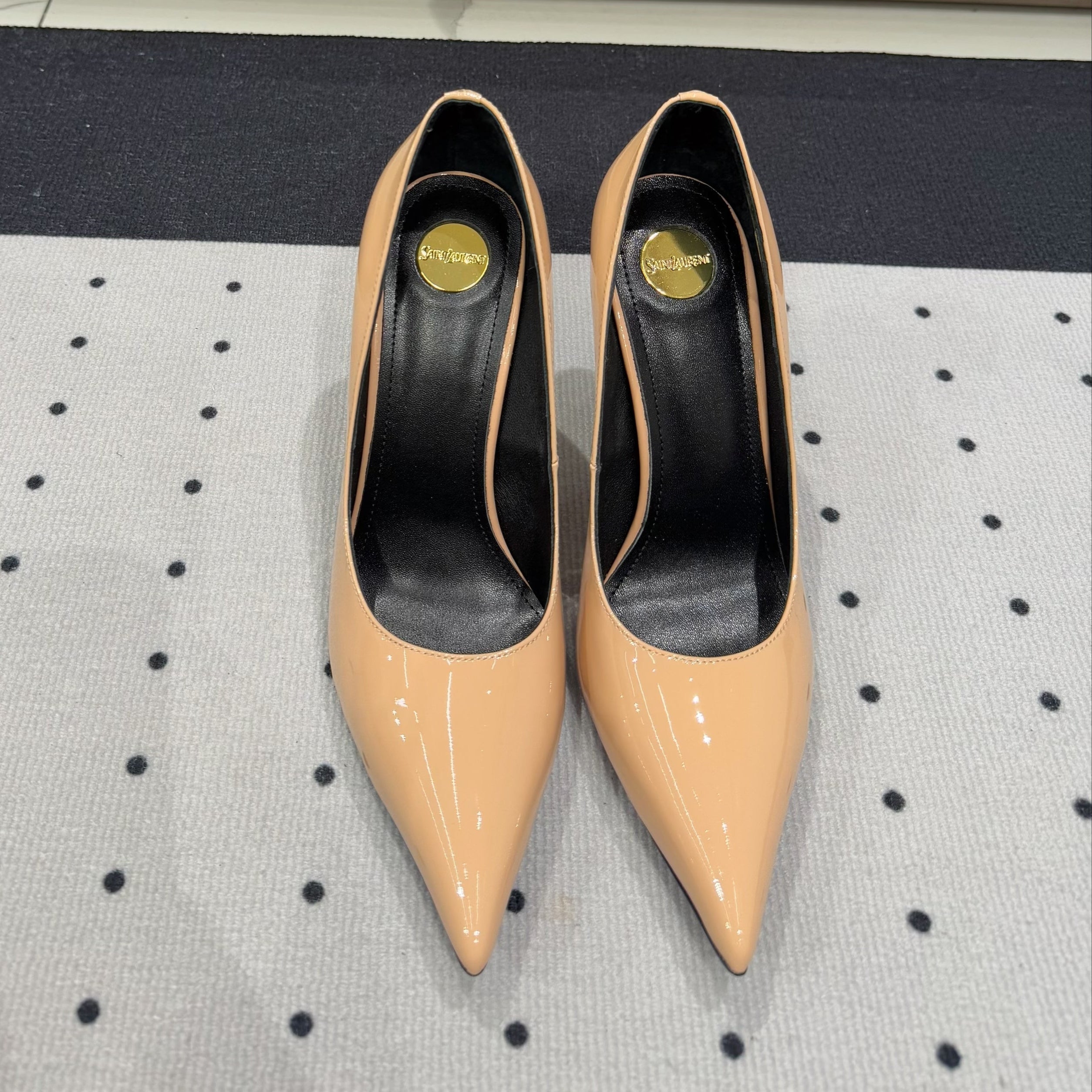Saint Laurent NORMA PUMPS IN BISQUE GLOSSY SHEEPSKIN