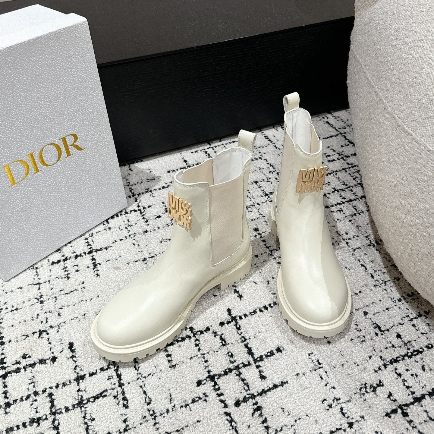 DIOR Miss DIOR Chelsea Boots In White Calfskin 103728