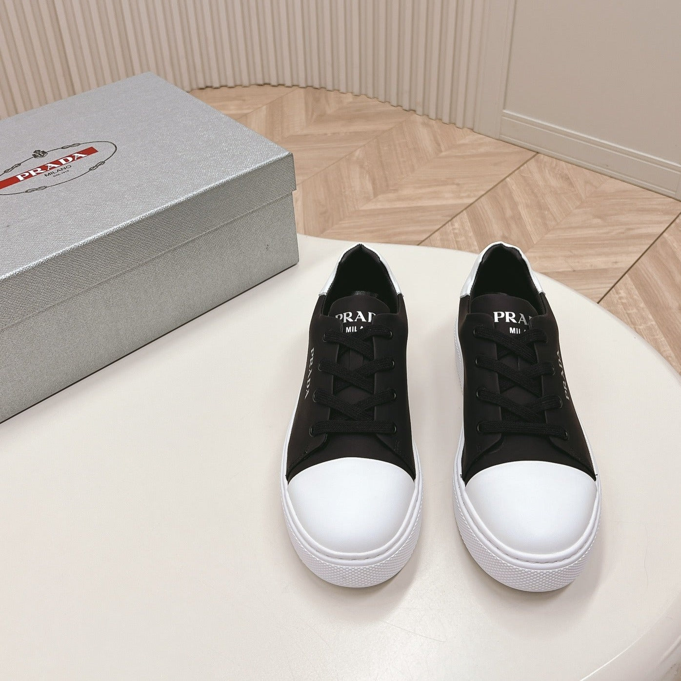 PRADA LOGO OUTLET BASIC SNEAKERS BLACK AND WHITE TOE CALFSKIN