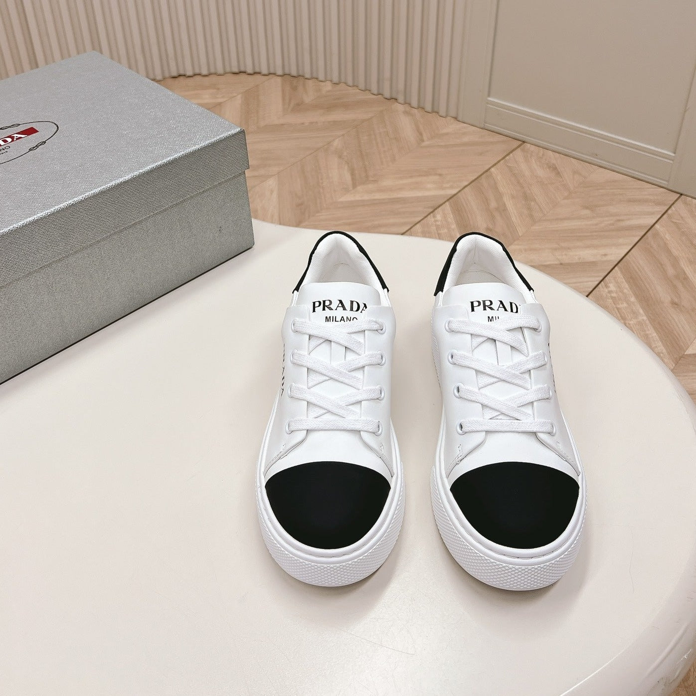 PRADA LOGO OUTLET BASIC SNEAKERS WHITE AND BLACK TOE CALFSKIN