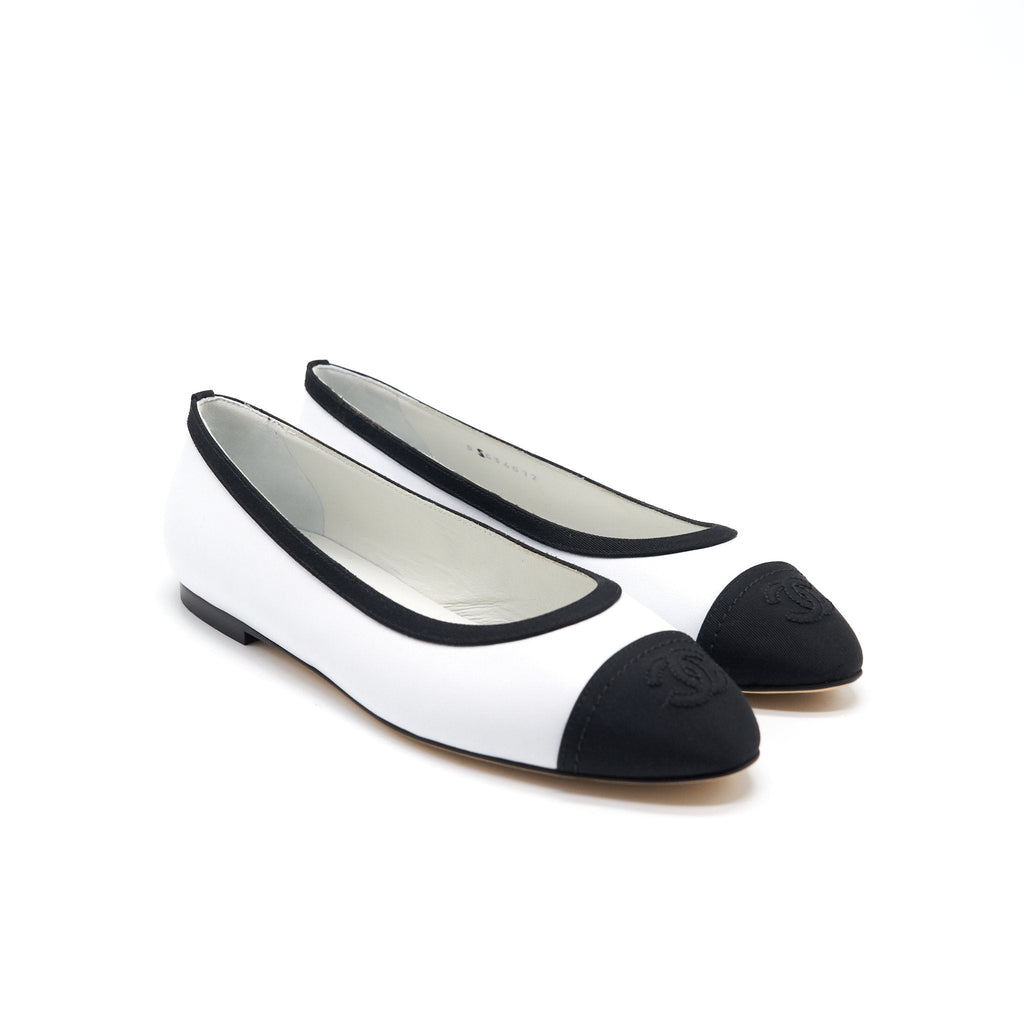 Chanel Flats Black / White Size 36.5