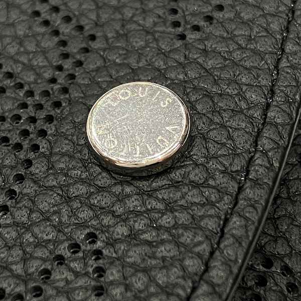 Louis Vuitton Mahina Leather Key Case M64054