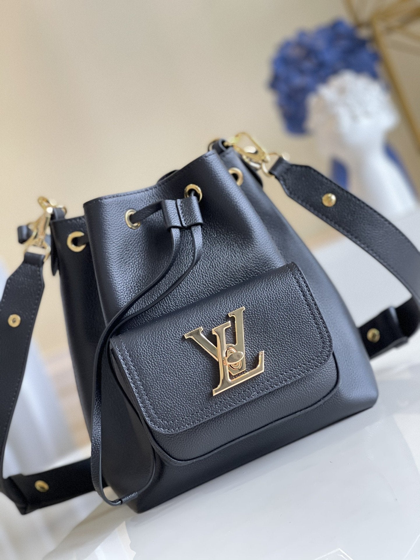 Louis Vuitton LOCKME BUCKET 23 BLACK GRAINED CALF SKIN