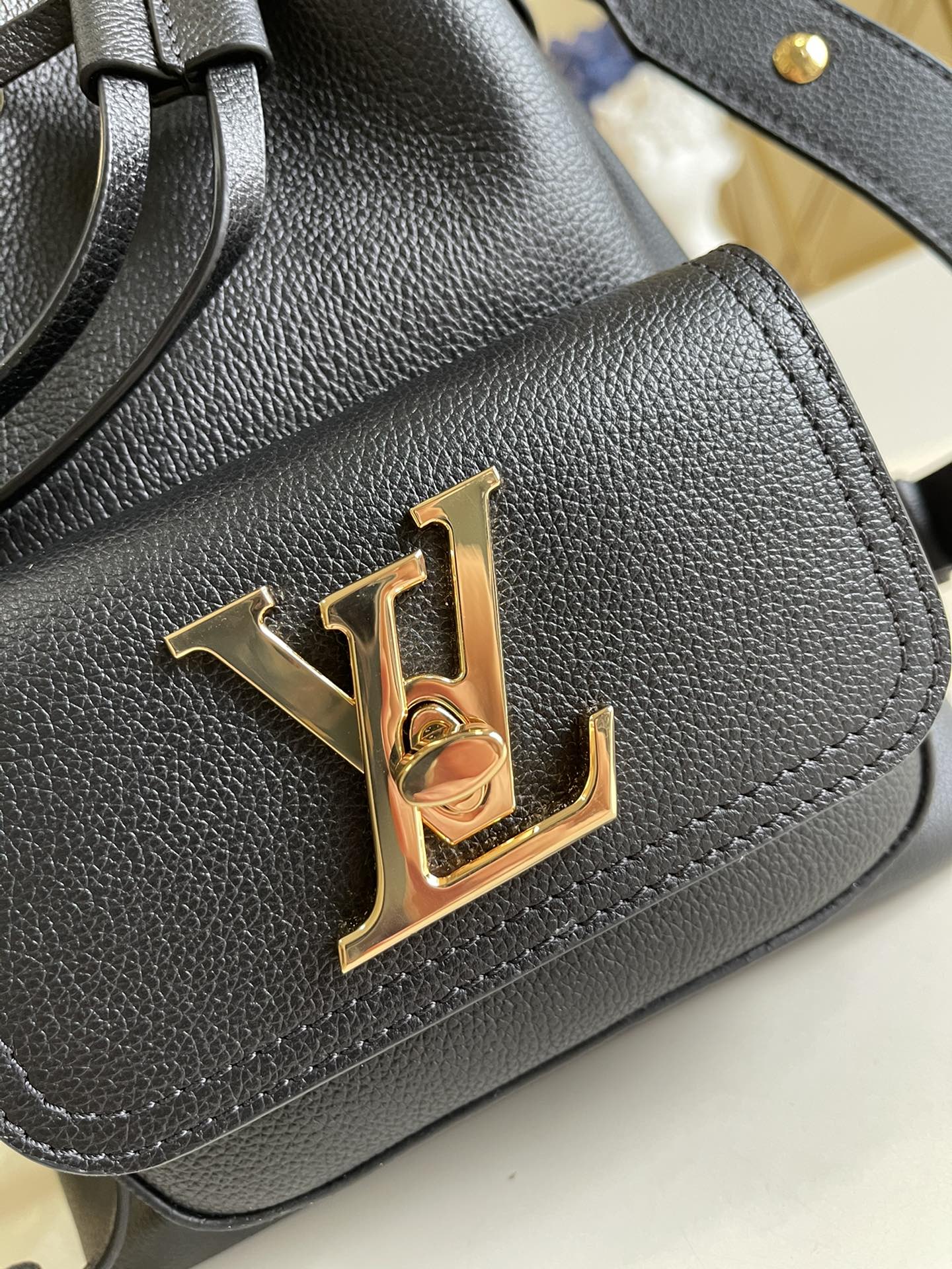 Louis Vuitton LOCKME BUCKET 23 BLACK GRAINED CALF SKIN