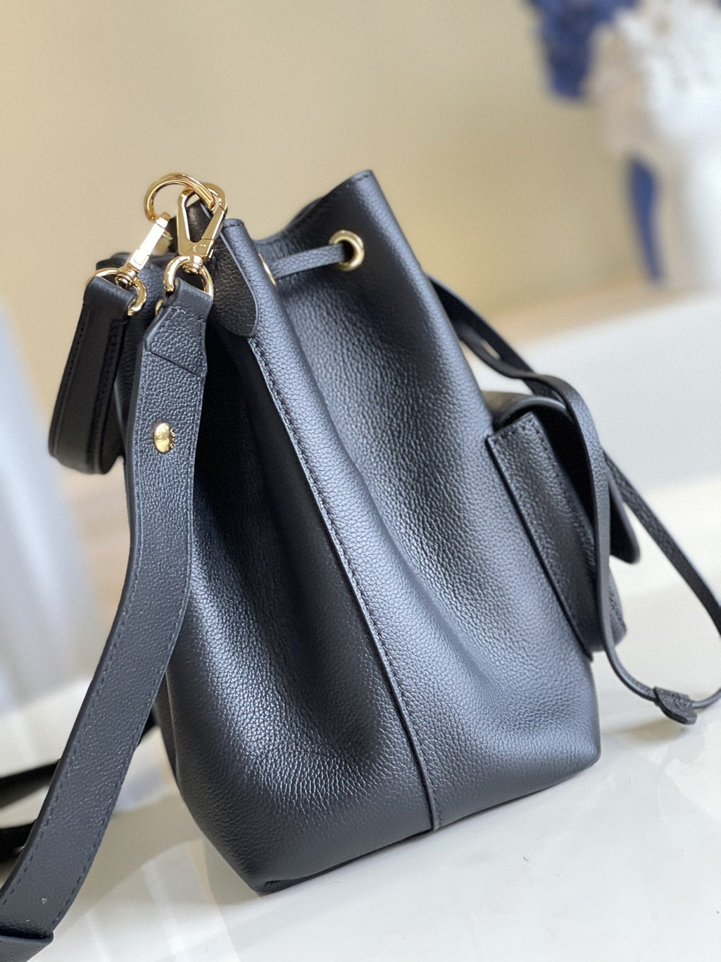 Louis Vuitton LOCKME BUCKET 23 BLACK GRAINED CALF SKIN