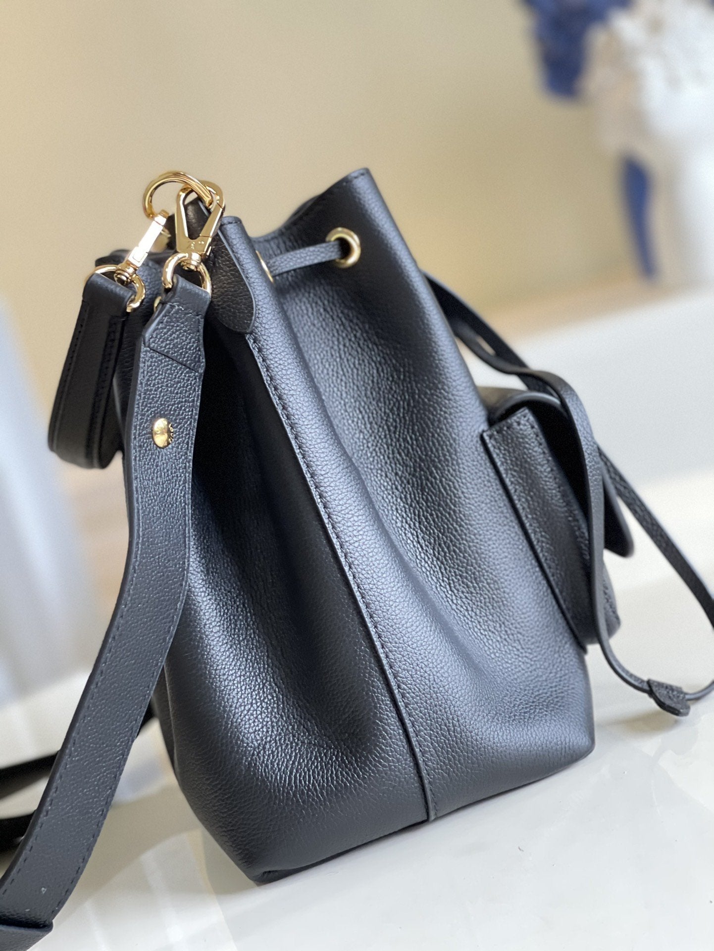 Louis Vuitton LOCKME BUCKET 23 BLACK GRAINED CALF SKIN