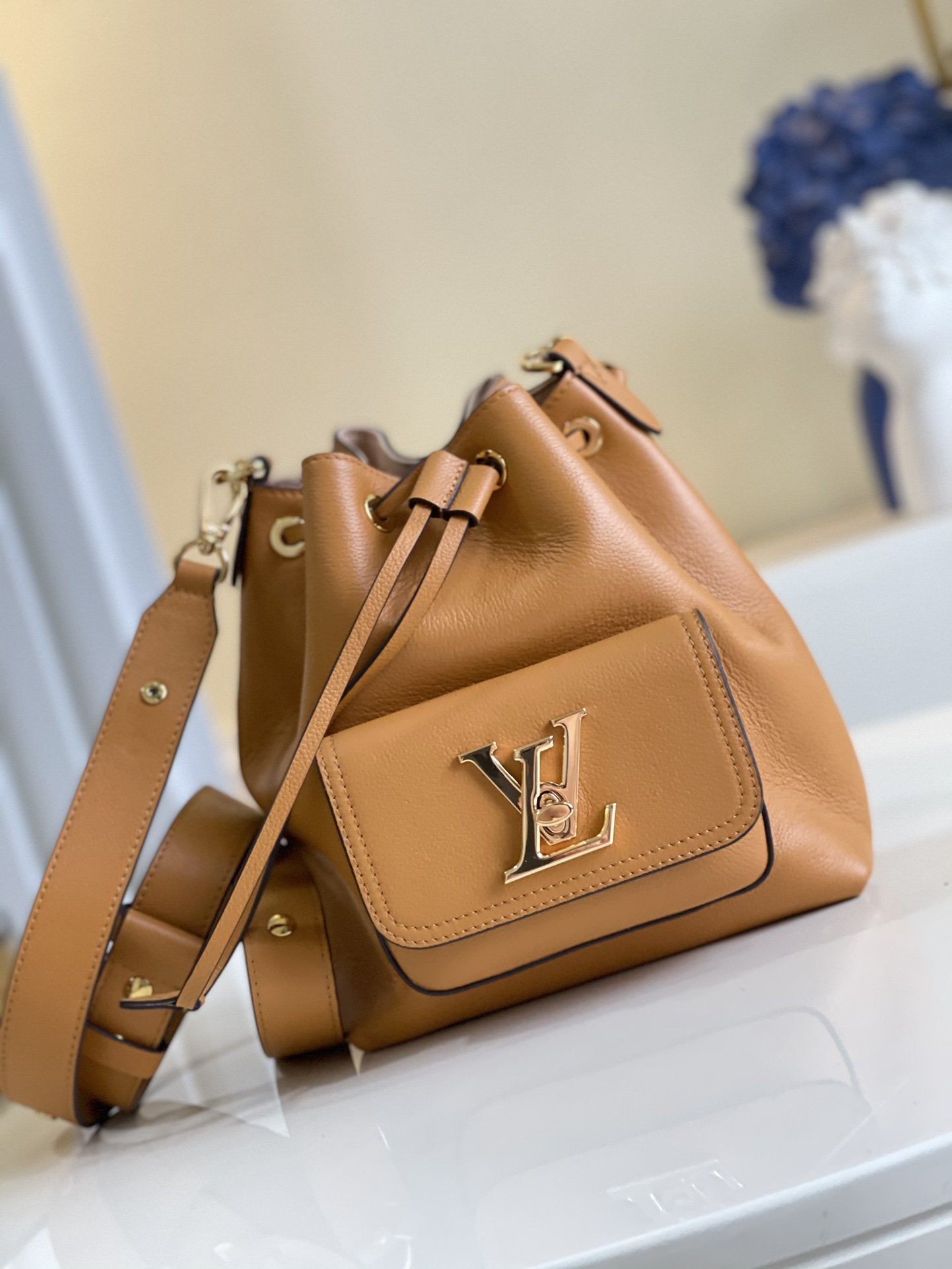 Louis Vuitton LOCKME BUCKET 23 ARIZONA BEIGE GRAINED CALF SKIN