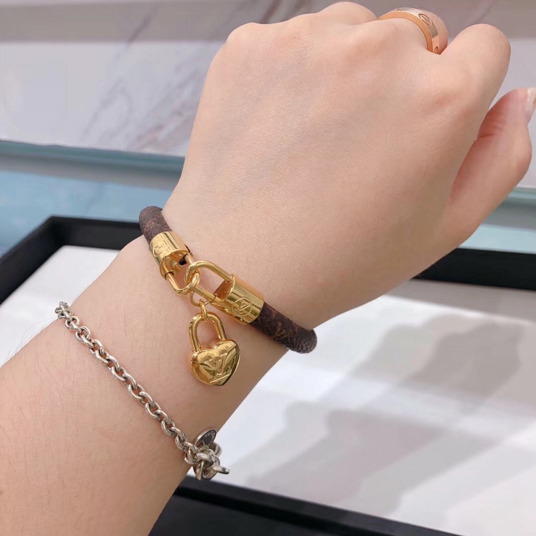 Louis Vuitton CRAZY LOCK LEATHER GOLD BRACELET