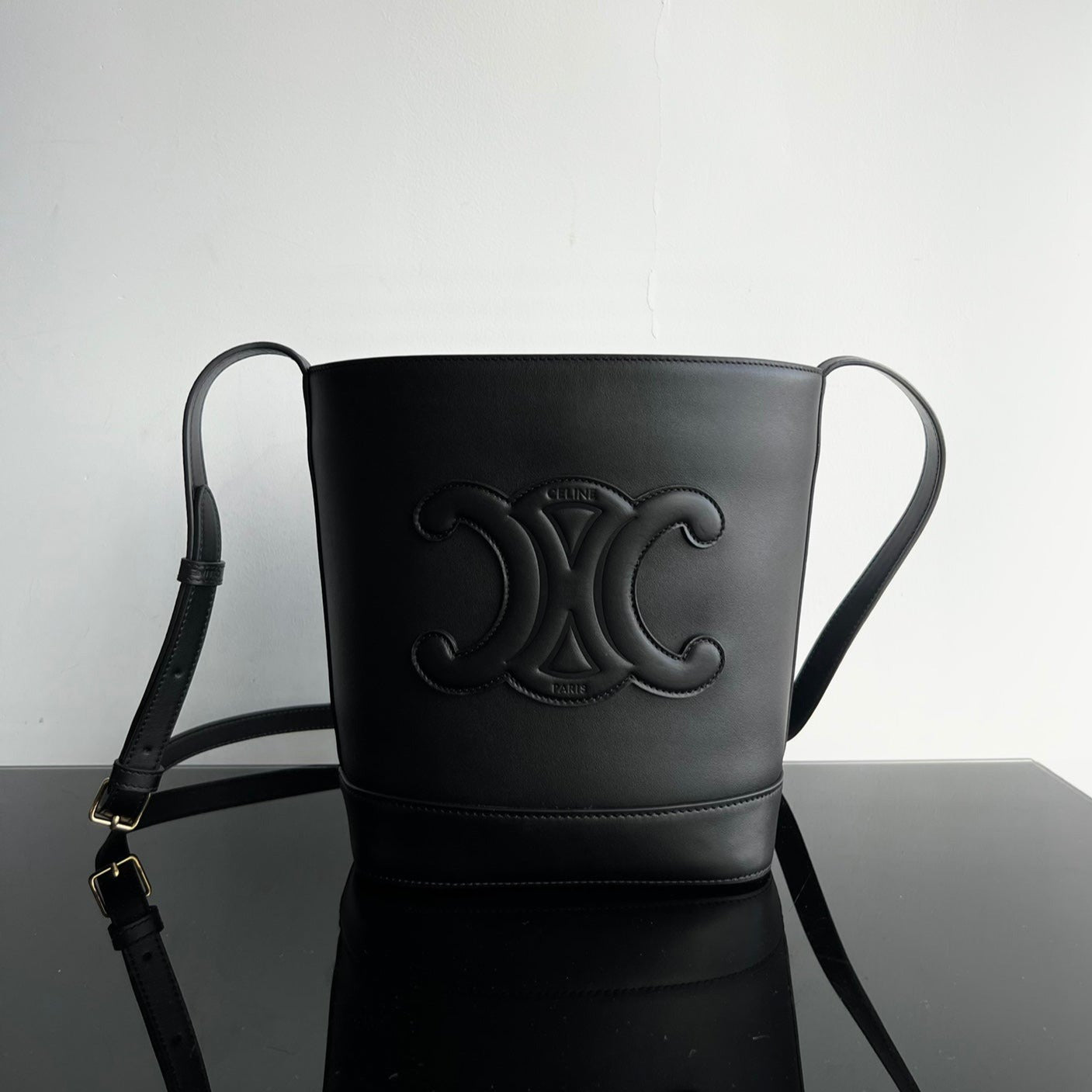 Celine BUCKET CUIR TRIOMPHE 24 CALFSKIN BLACK