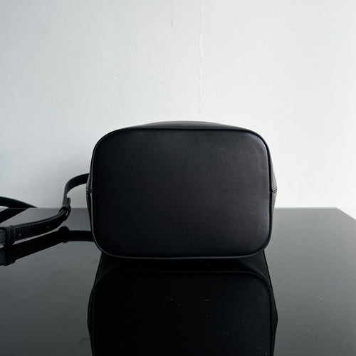 Celine BUCKET CUIR TRIOMPHE 24 CALFSKIN BLACK
