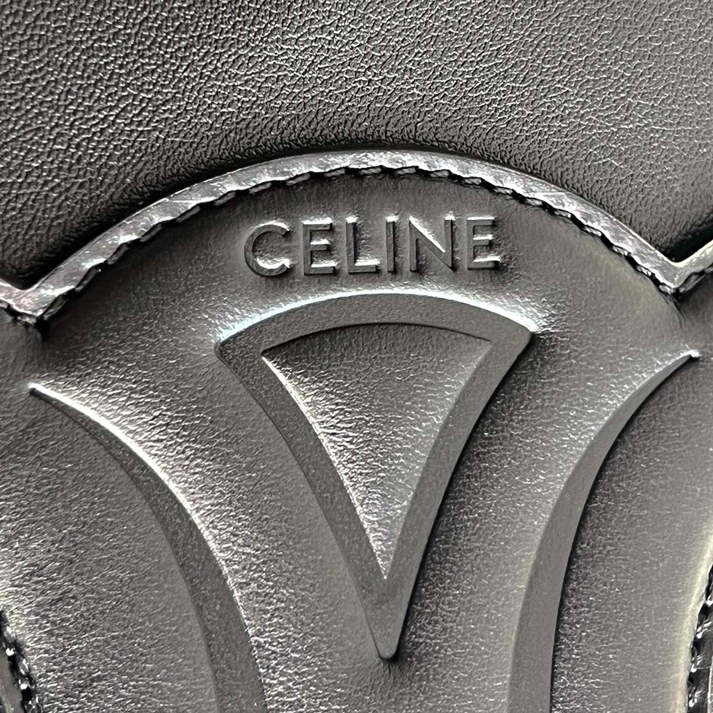 Celine BUCKET CUIR TRIOMPHE 24 CALFSKIN BLACK
