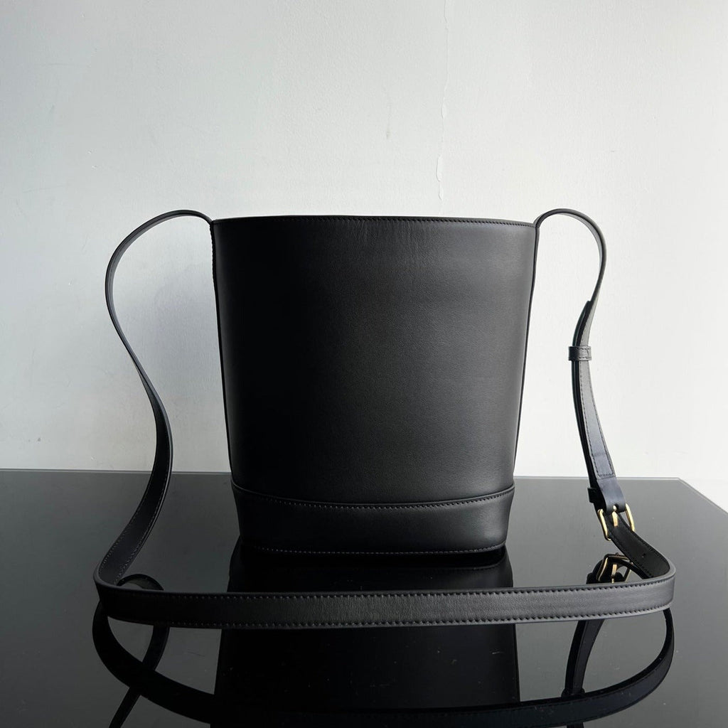 Celine BUCKET CUIR TRIOMPHE 24 CALFSKIN BLACK