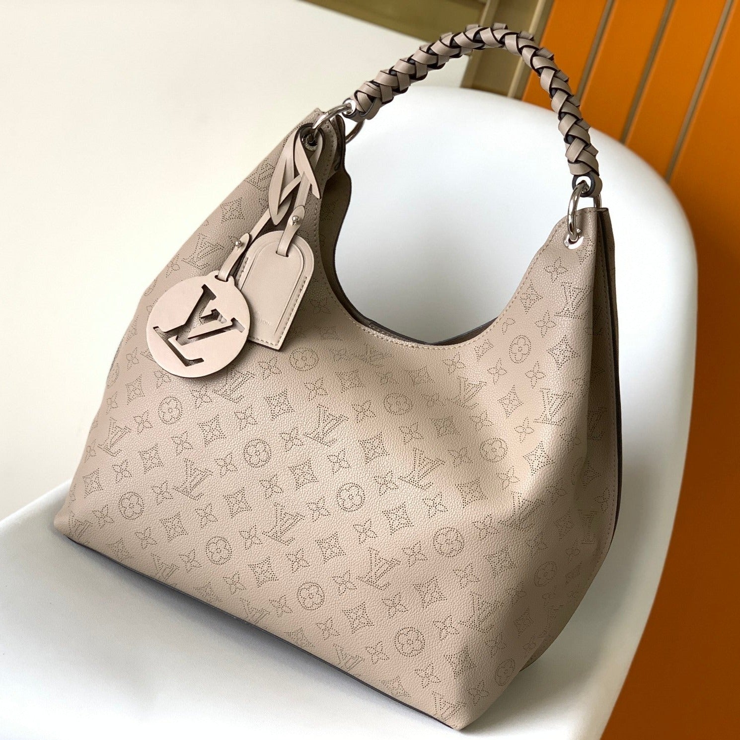 Louis Vuitton CARMEL HOBO 40 BEIGE MAHINA