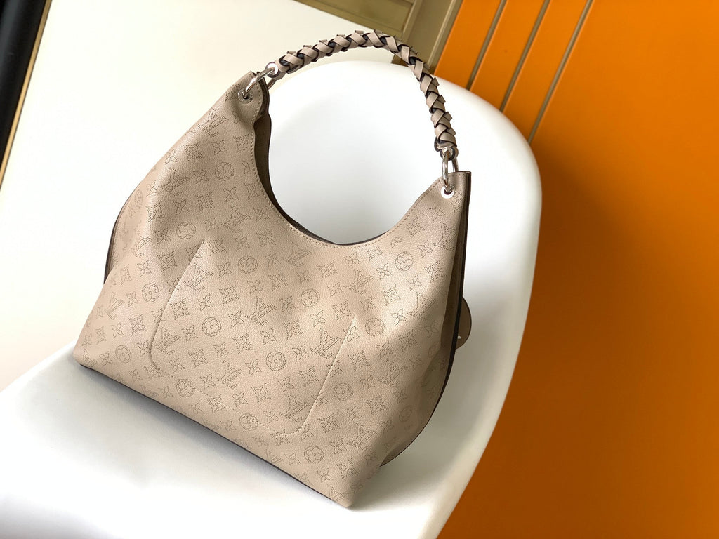 Louis Vuitton CARMEL HOBO 40 BEIGE MAHINA