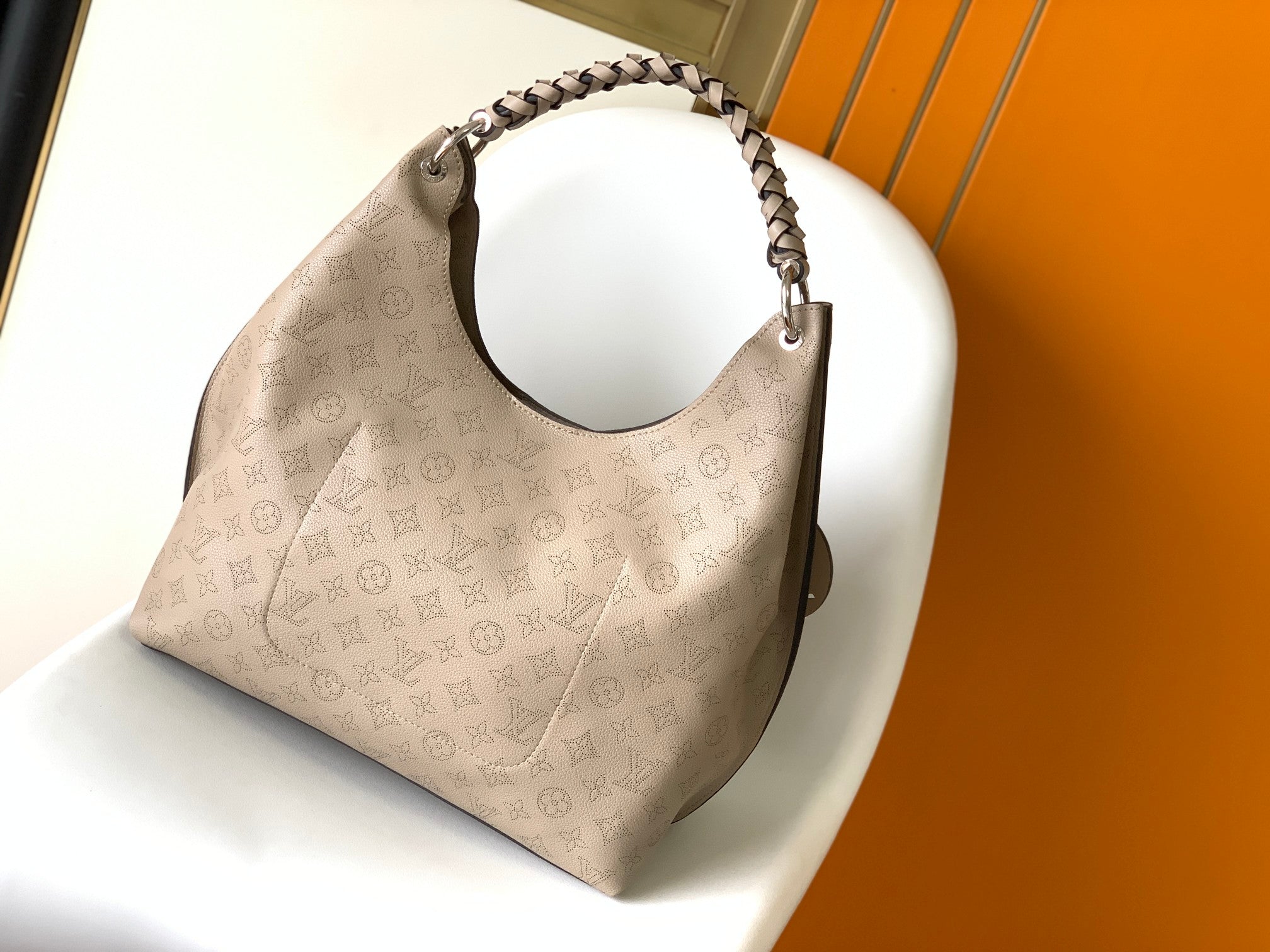 Louis Vuitton CARMEL HOBO 40 BEIGE MAHINA