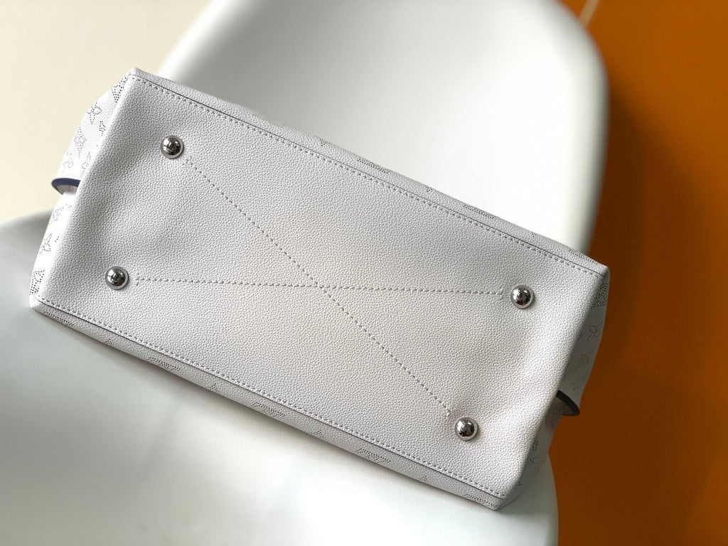 Louis Vuitton CARMEL HOBO 40 WHITE MAHINA