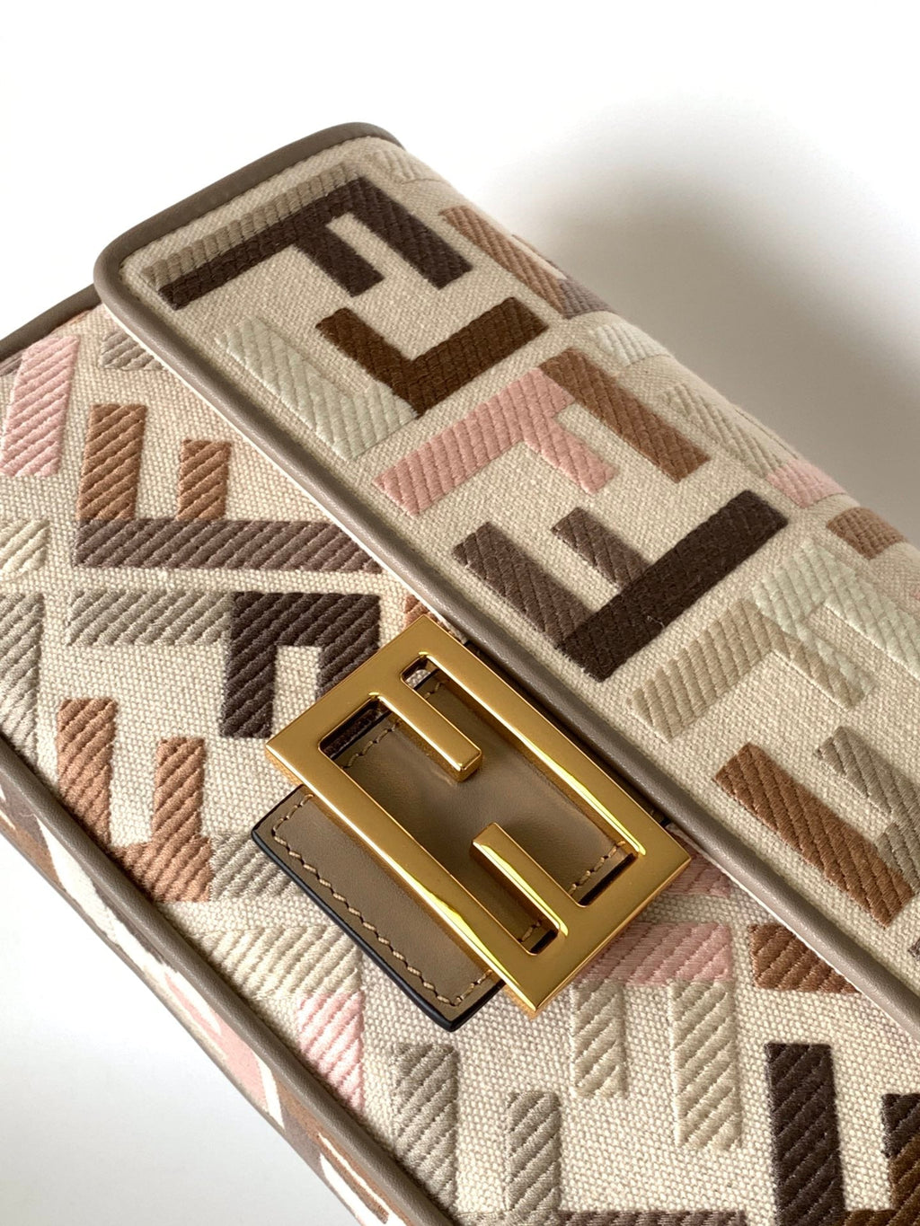 FENDI Fend Baguette White Brown and Multicolour Canvas Bag 27 with FF Embroidery Ghw
