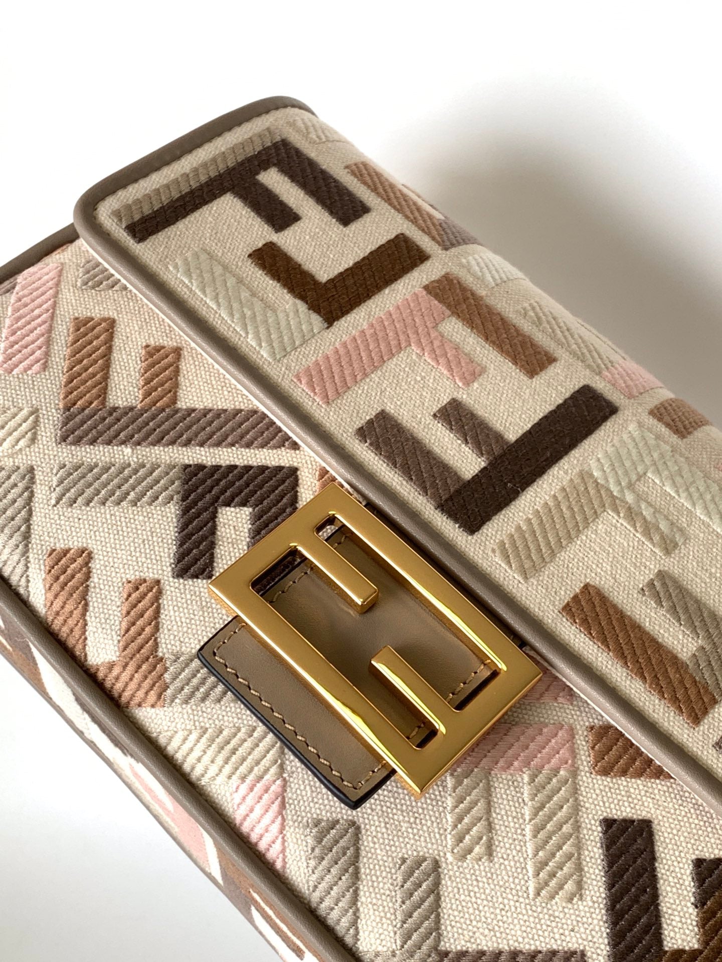 FENDI Fend Baguette White Brown and Multicolour Canvas Bag 27 with FF Embroidery Ghw
