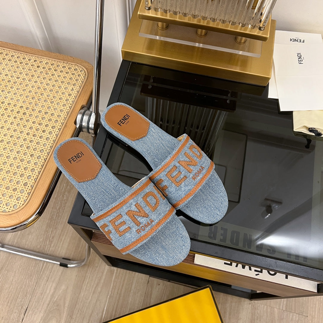 FENDI FENDI BAGUETTE SIGNATURE SLIDE IN LIGHT BLUE DENIM AND BROWN CALFSKIN