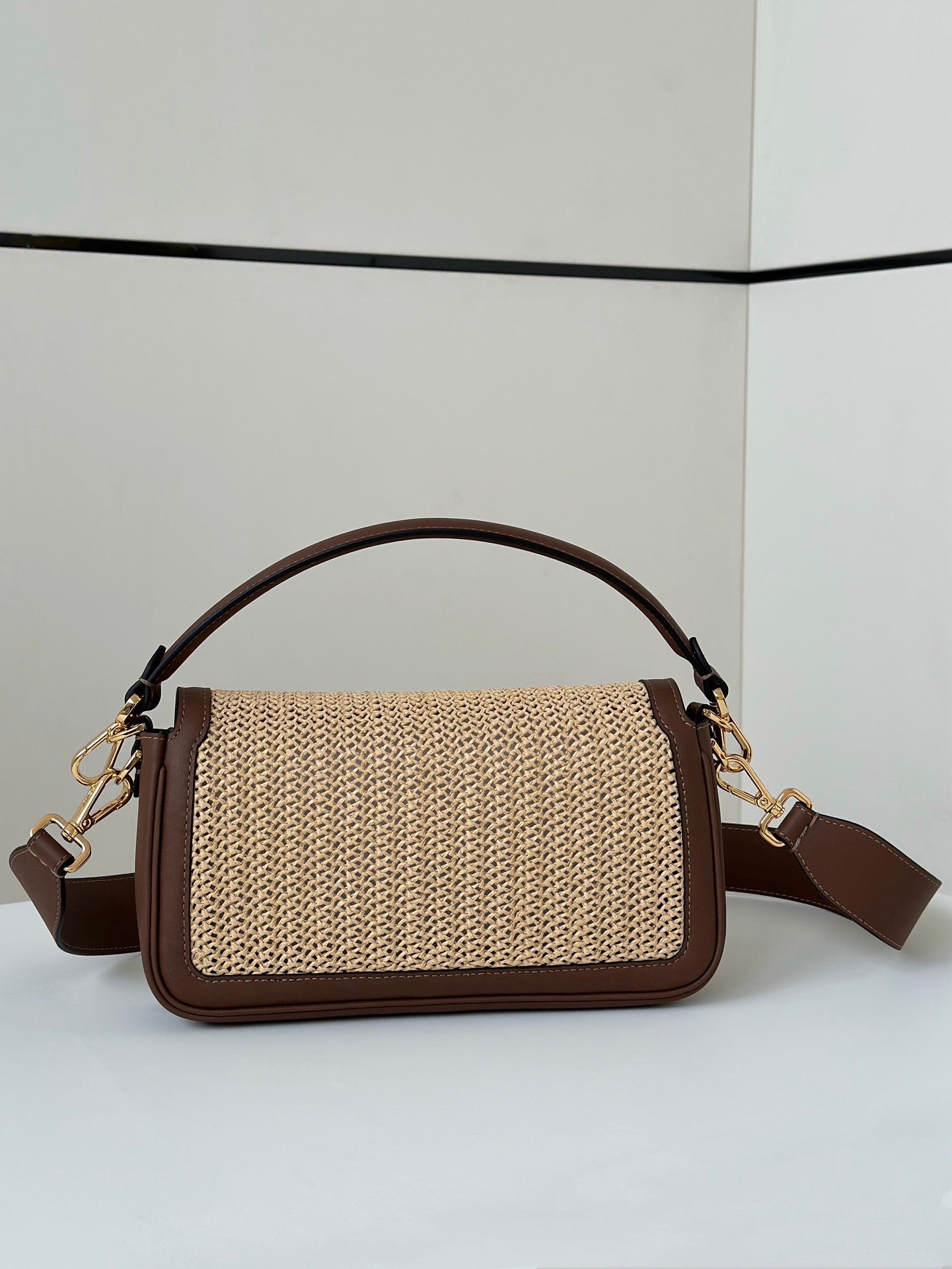 FENDI FENDI BAGUETTE 27 BAG IN BEIGE RAFFIA AND BROWN CALFSKIN WITH GOLD HARDWARE