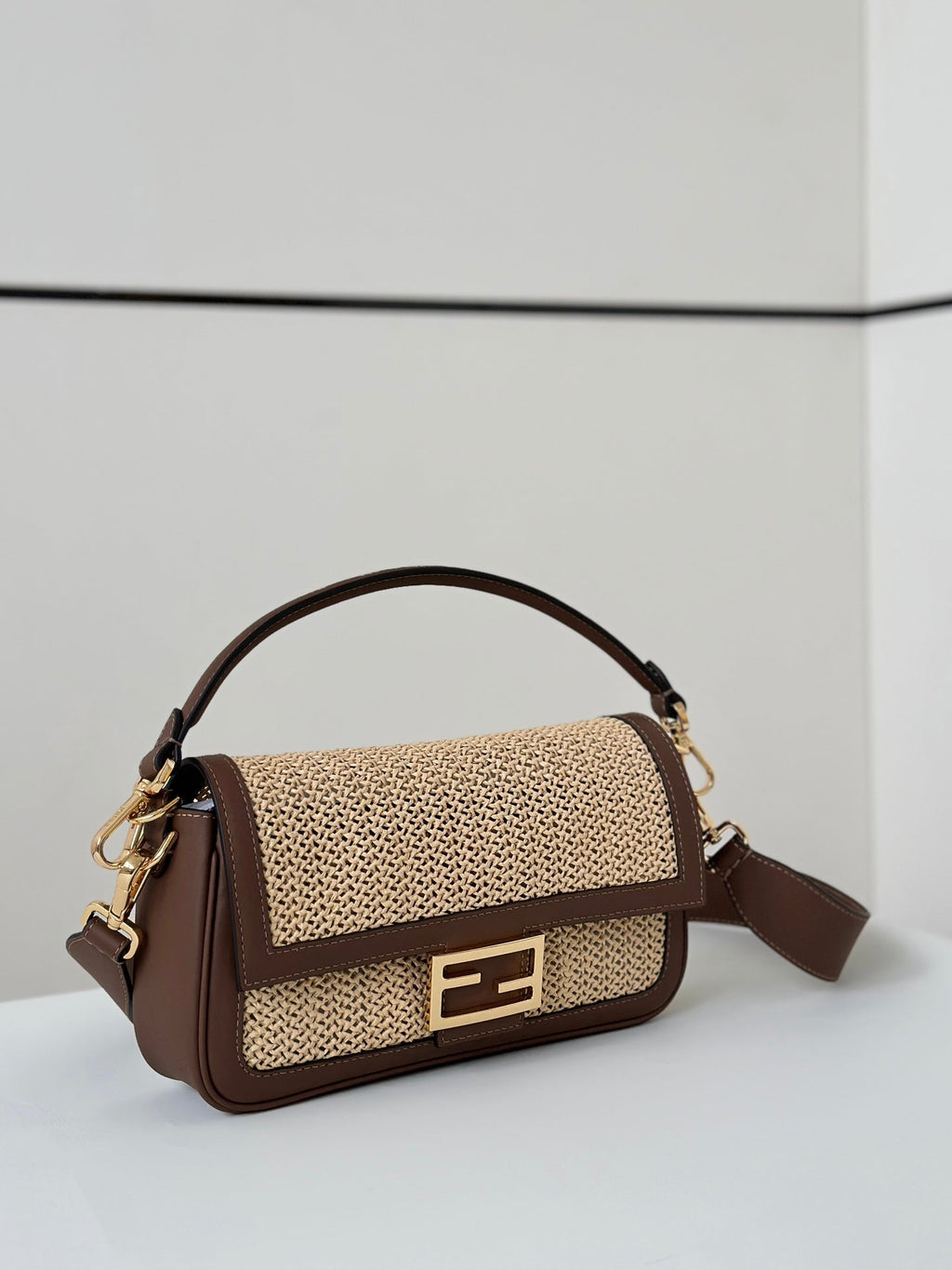 FENDI FENDI BAGUETTE 27 BAG IN BEIGE RAFFIA AND BROWN CALFSKIN WITH GOLD HARDWARE