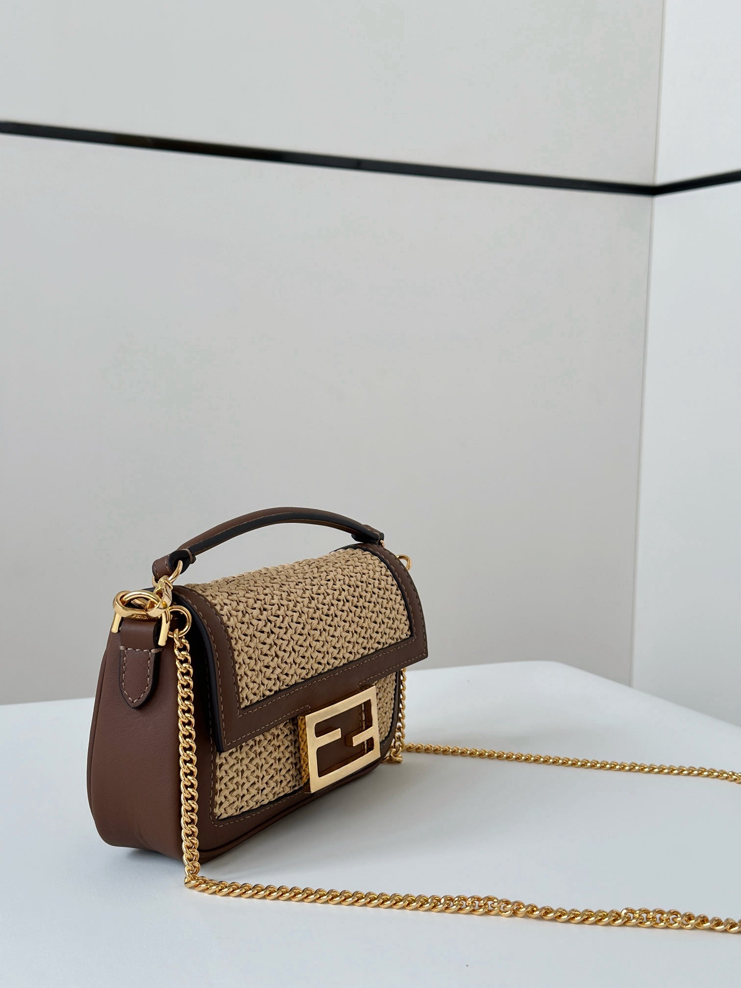 FENDI FENDI BAGUETTE 20 BAG IN BEIGE RAFFIA AND BROWN CALFSKIN WITH GOLD HARDWARE