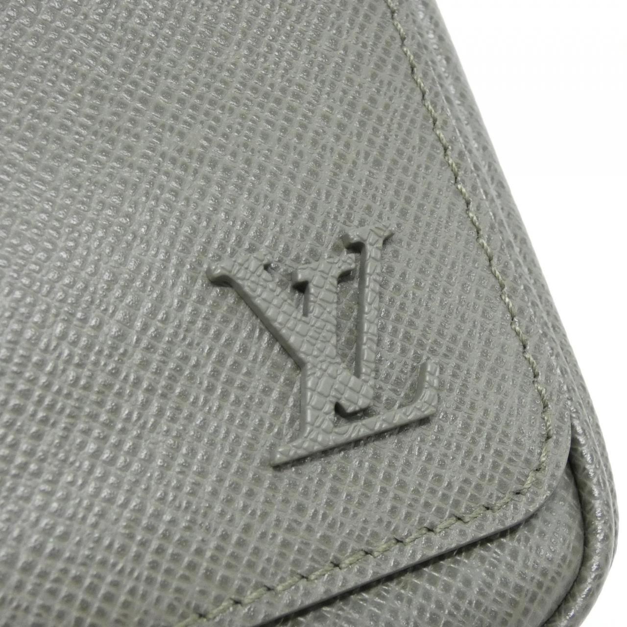 Louis Vuitton Taiga Shoulder Bag