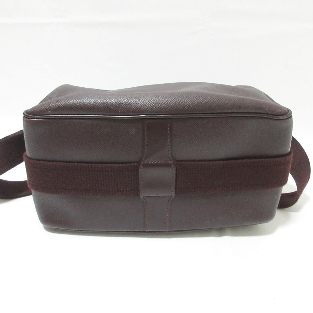 Louis Vuitton Reporter Taiga Shoulder Bag