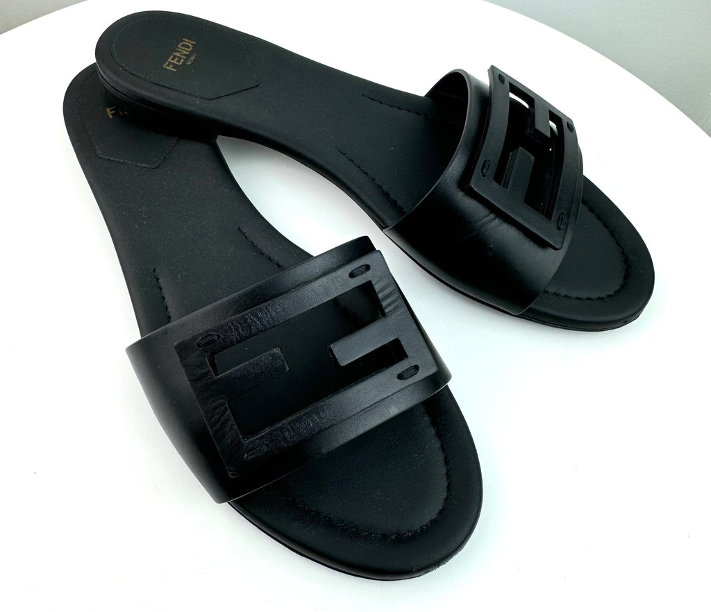 Fendi Ff Cutout Flat Leather Sandals In Nero