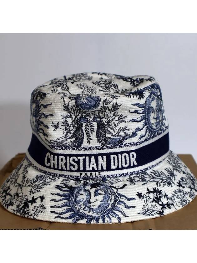 D Bobby Small Brim Bucket Hat White Navy Dior