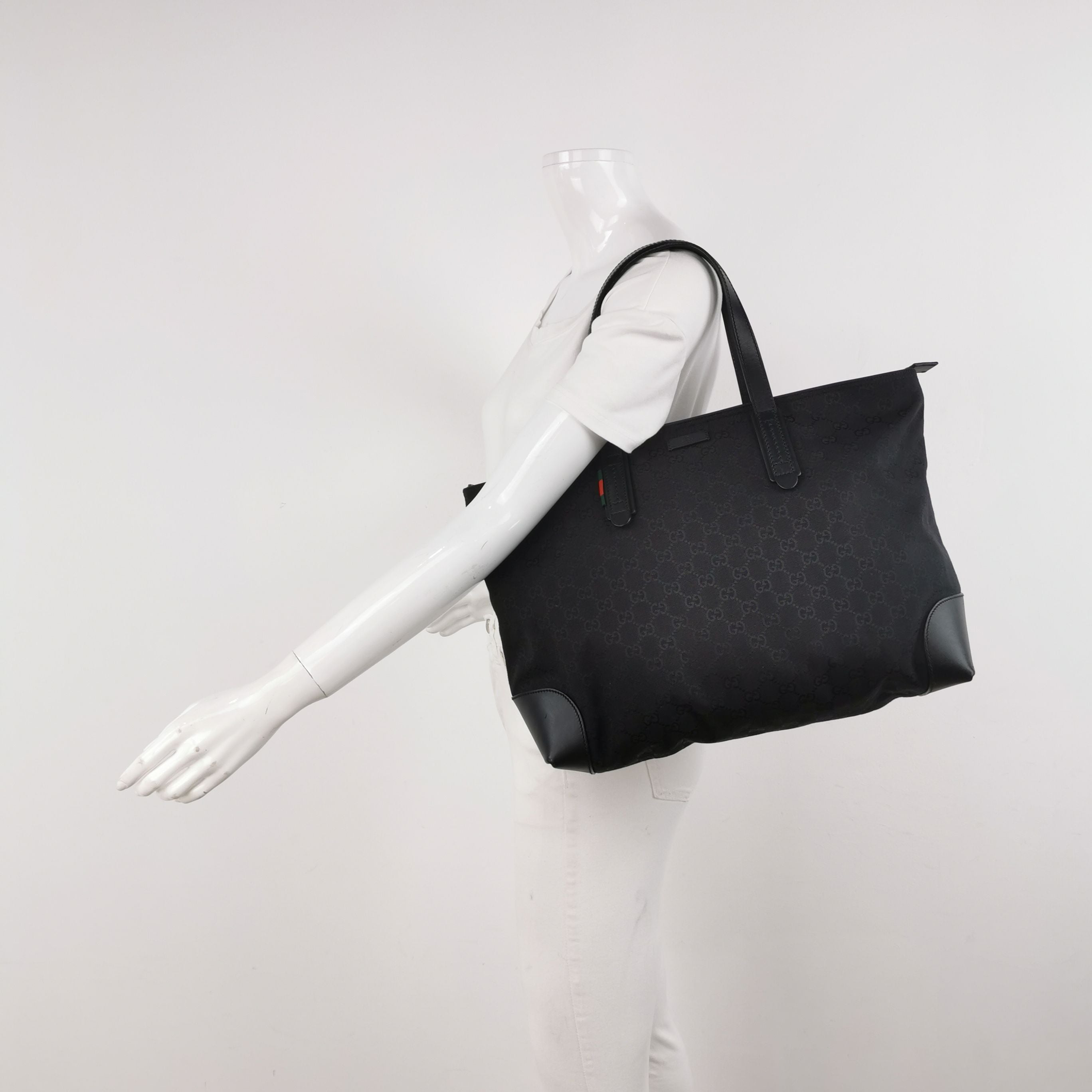 Gucci GG Canvas Shoulder Bag 250502781175951