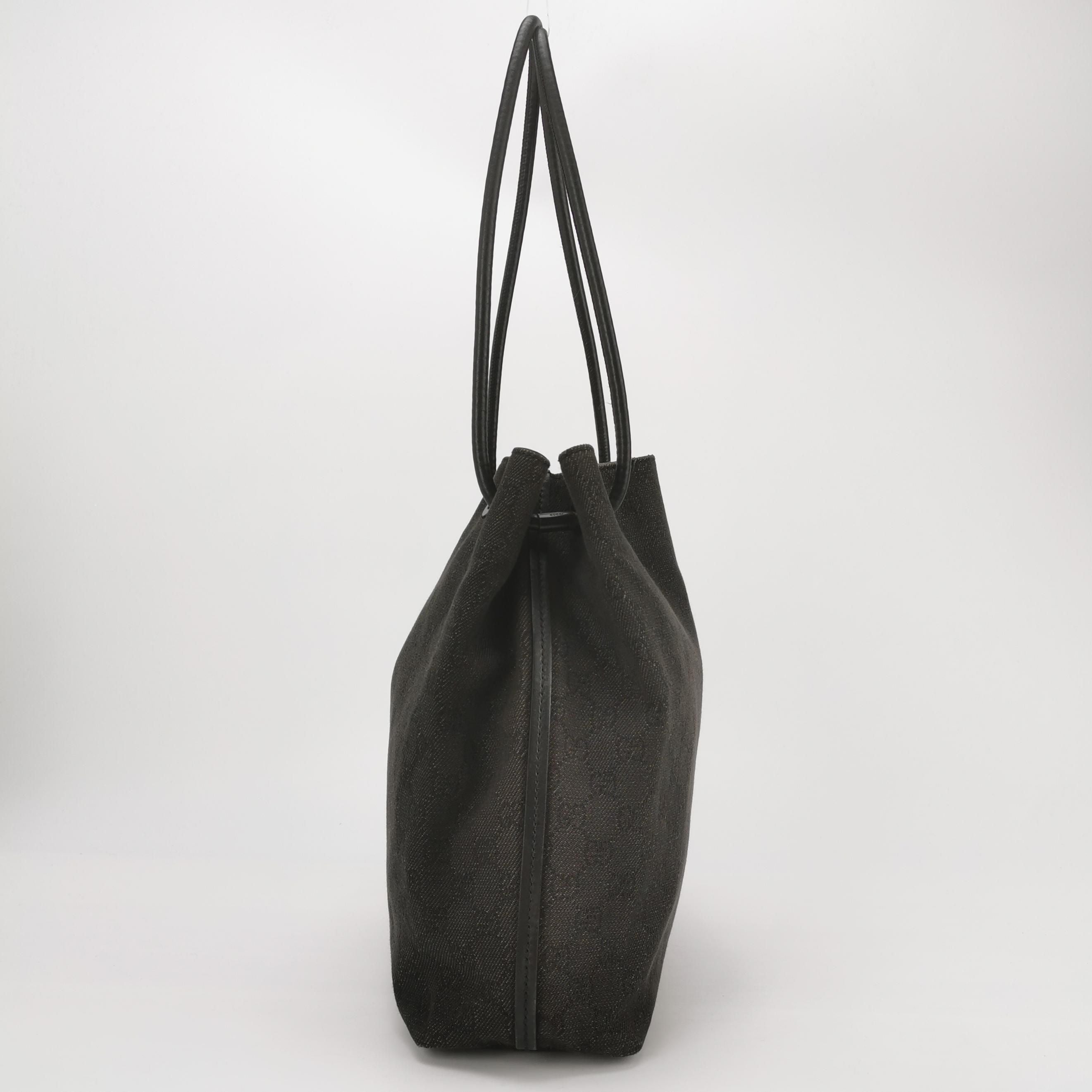 Gucci GG Canvas Shoulder Bag 250501781174535