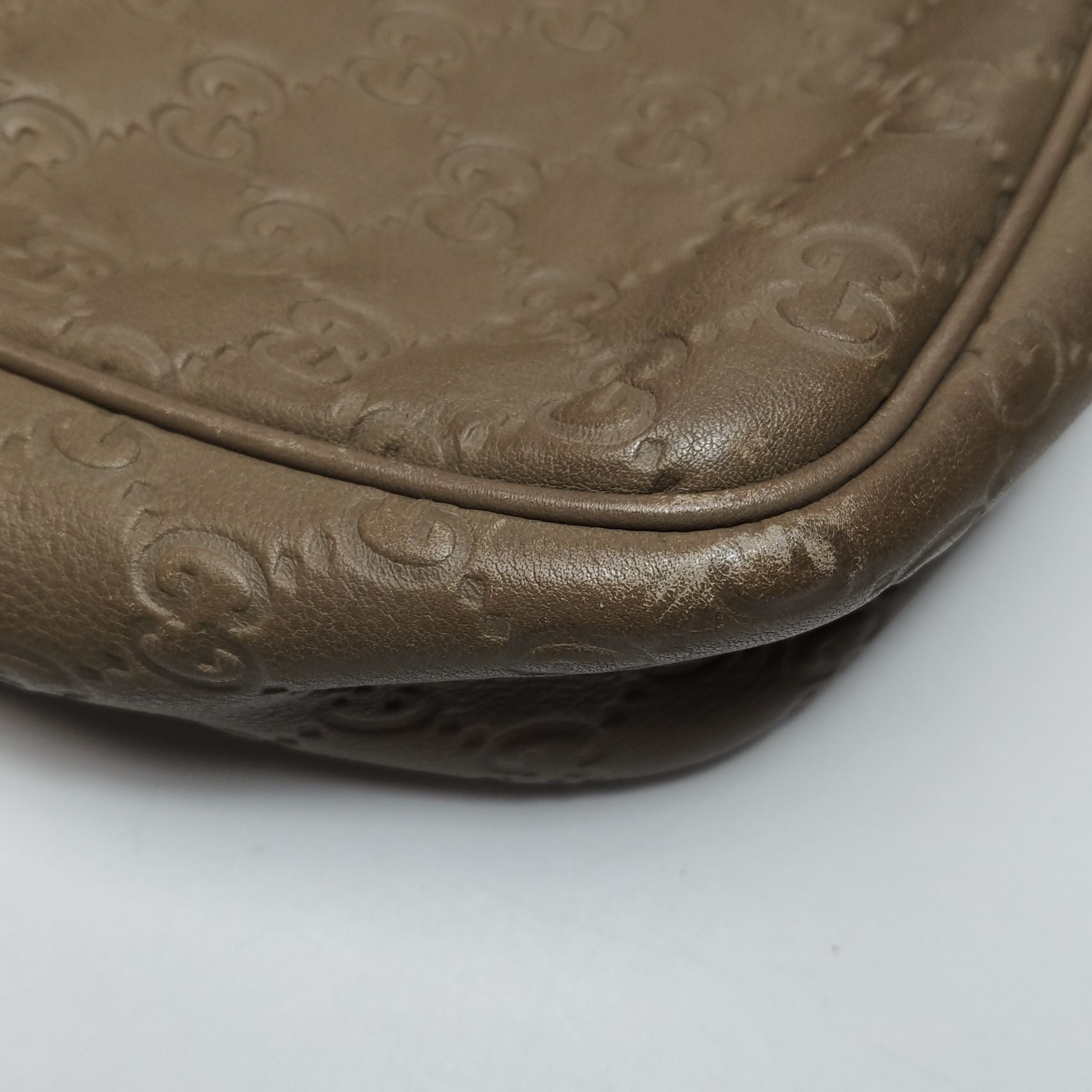 Gucci GG Embossed Leather Crossbody Shoulder Bag 250411781143777