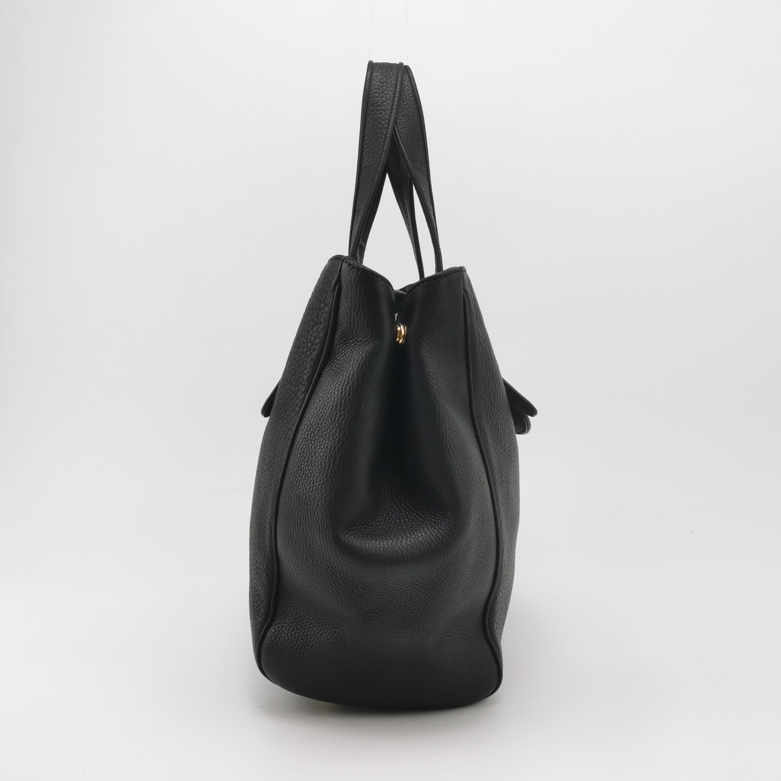 Gucci GG Logo Shoulder Bag in Leather 250410781142975