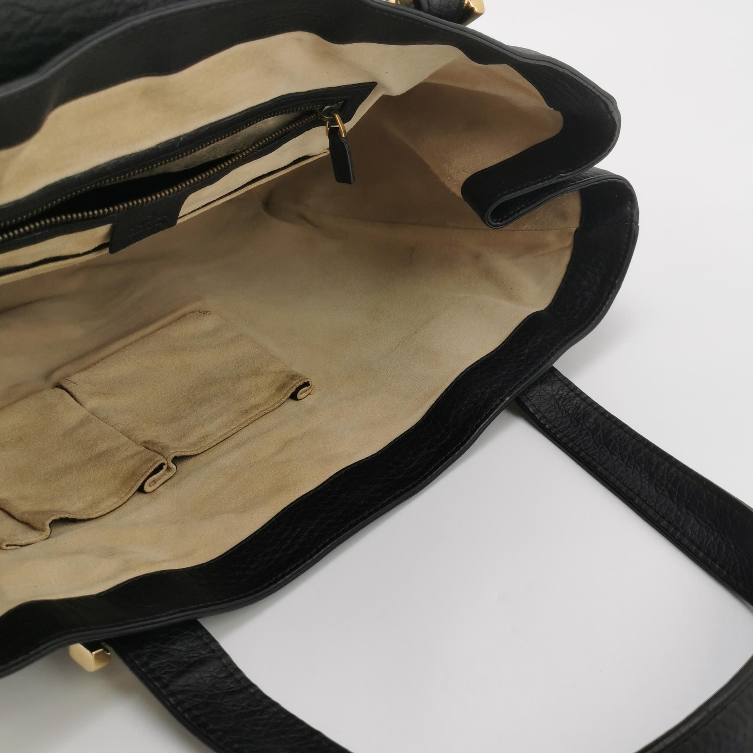 Gucci GG Logo Shoulder Bag in Leather 250410781142975
