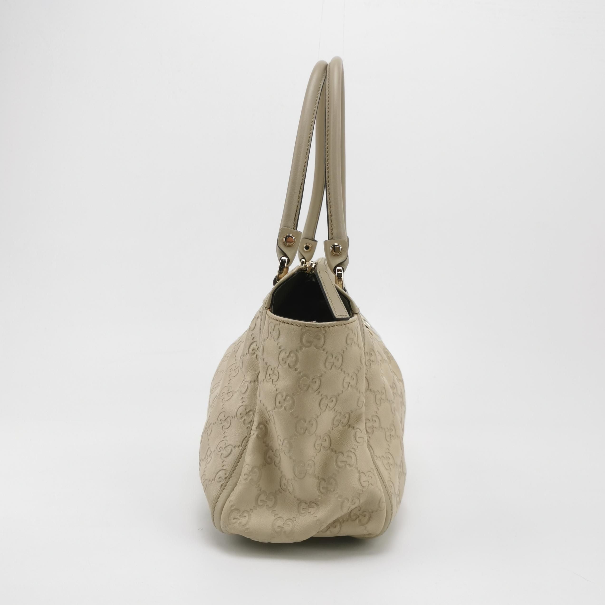 Gucci GG Canvas D-Shaped Metal Decor Shoulder Bag 250410781142894