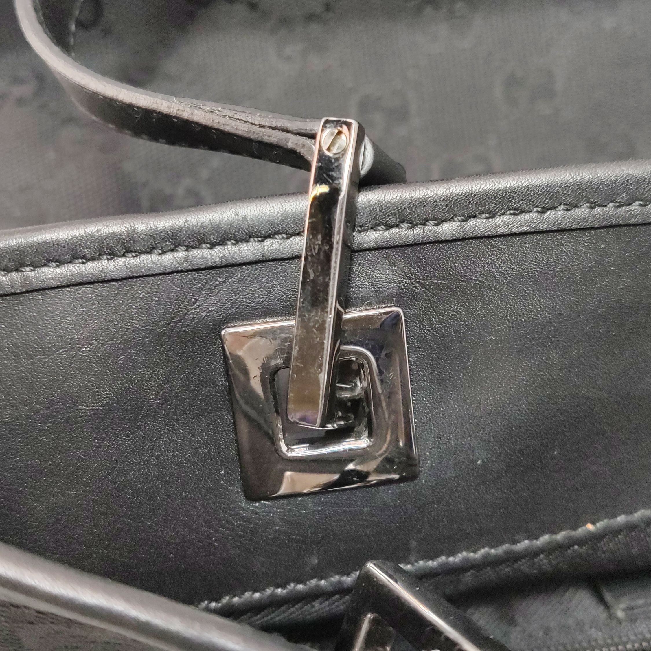 Gucci GG Canvas Shoulder Bag 250408781140096