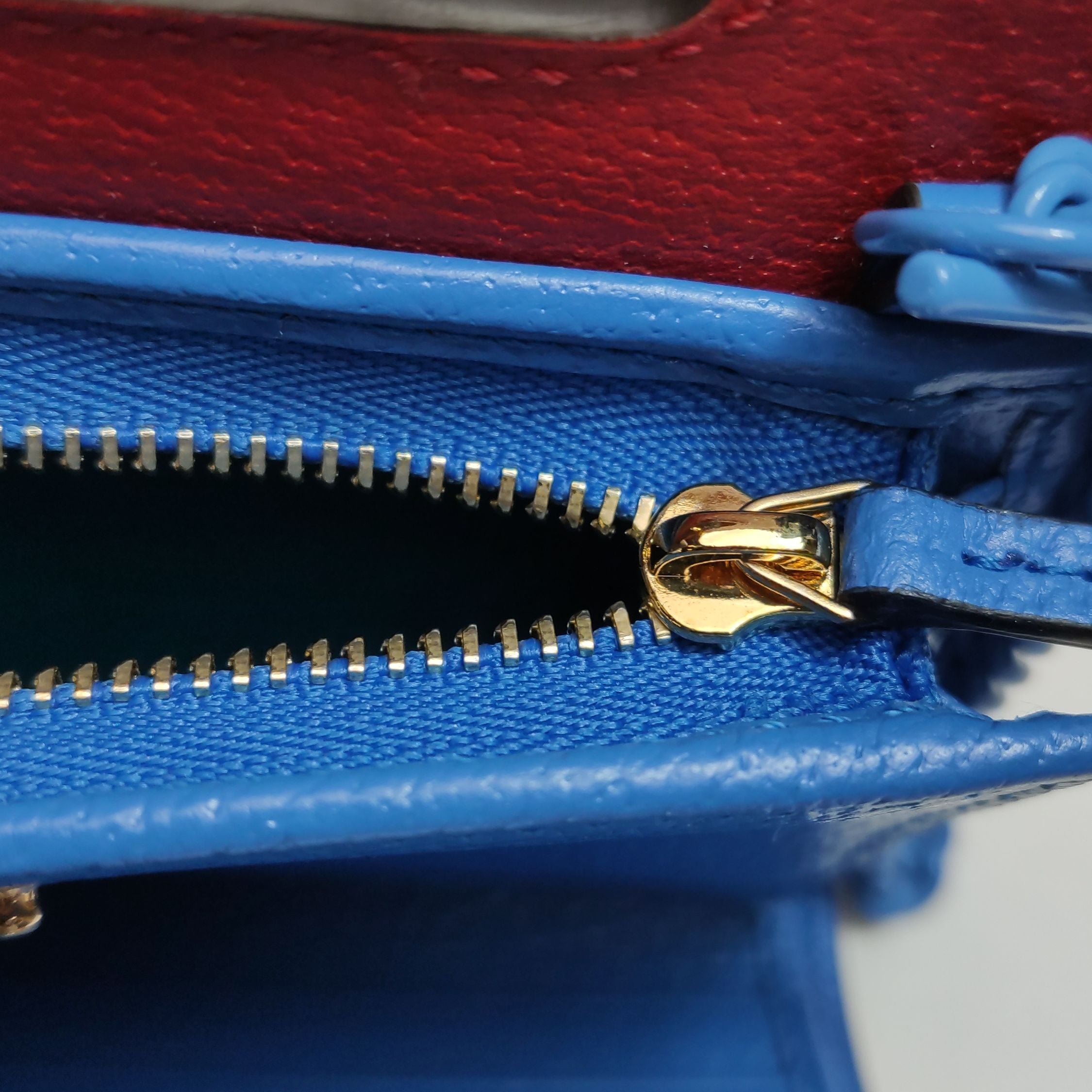 Gucci GG Canvas Shoulder Bag 250405781135288
