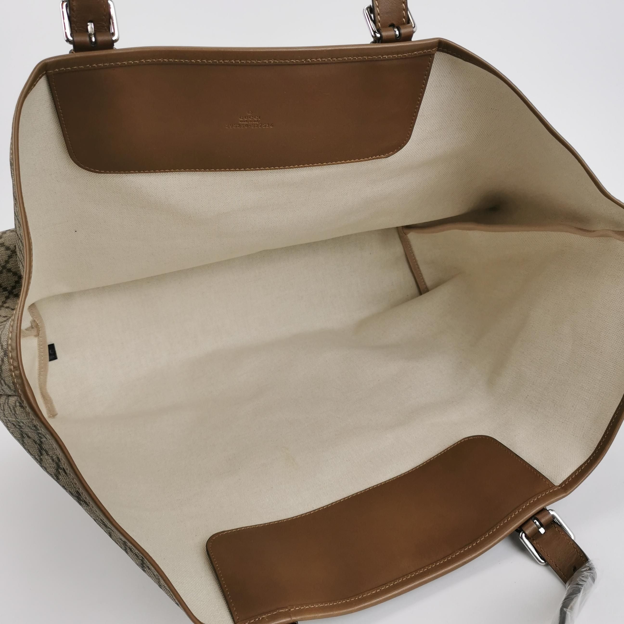 Gucci GG Canvas Snap Shoulder Bag 250325781120597