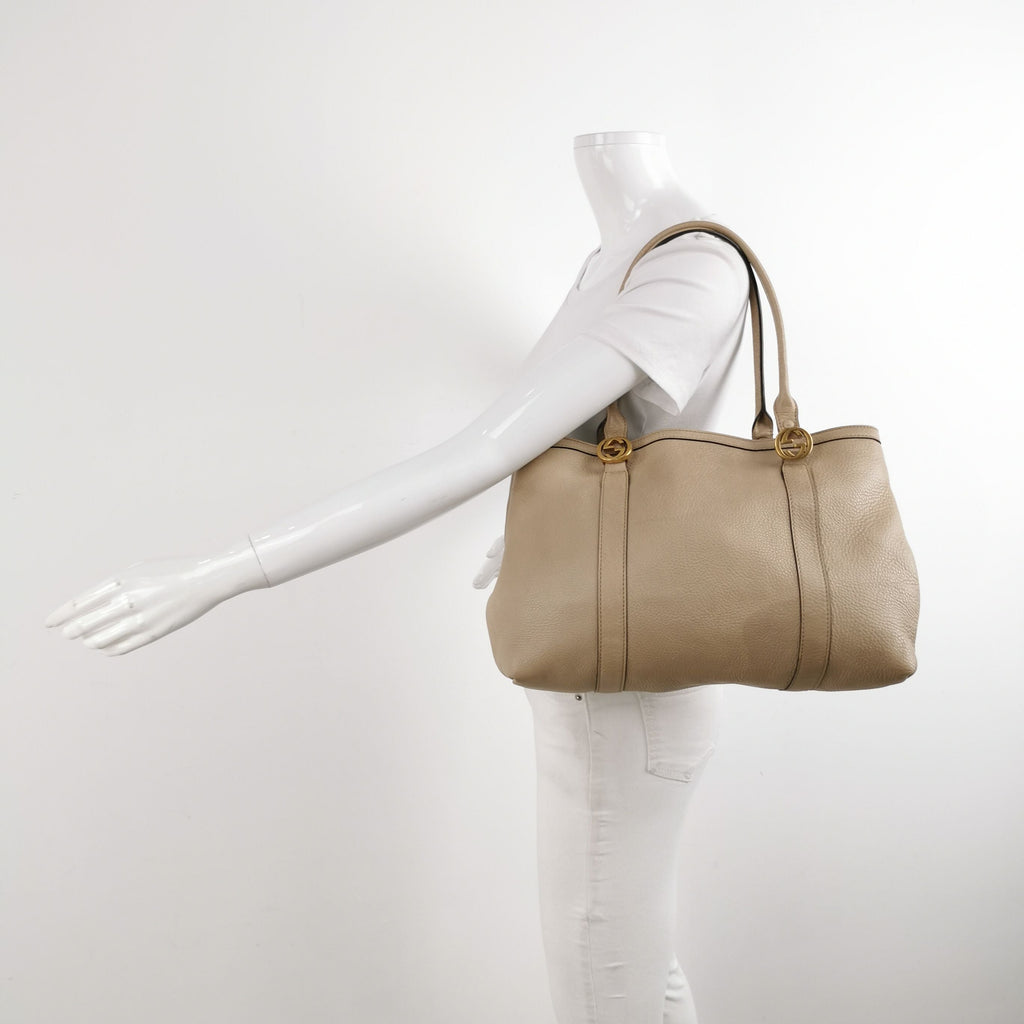 Gucci Interlocking G Logo Shoulder Bag in Leather 250310781098676