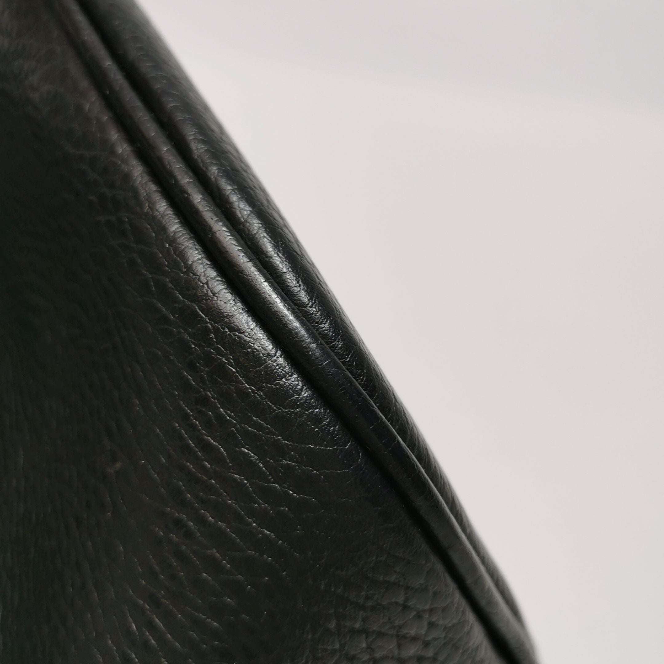 Gucci Leather Solid Pattern Crossbody Bag with Logo Charm 250319781111276