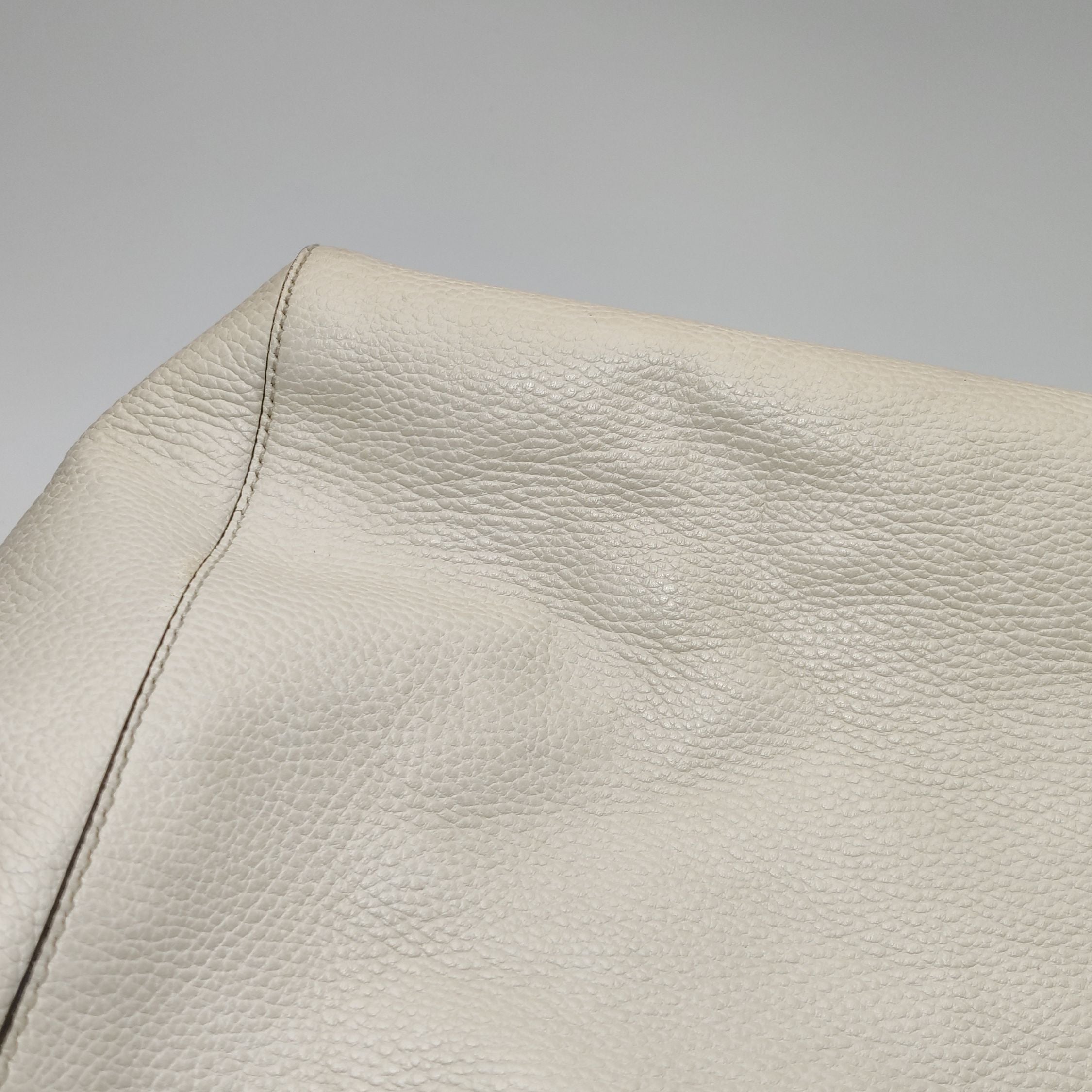 Gucci Swing Large Leather Solid Logo Shoulder Bag 250117781029265
