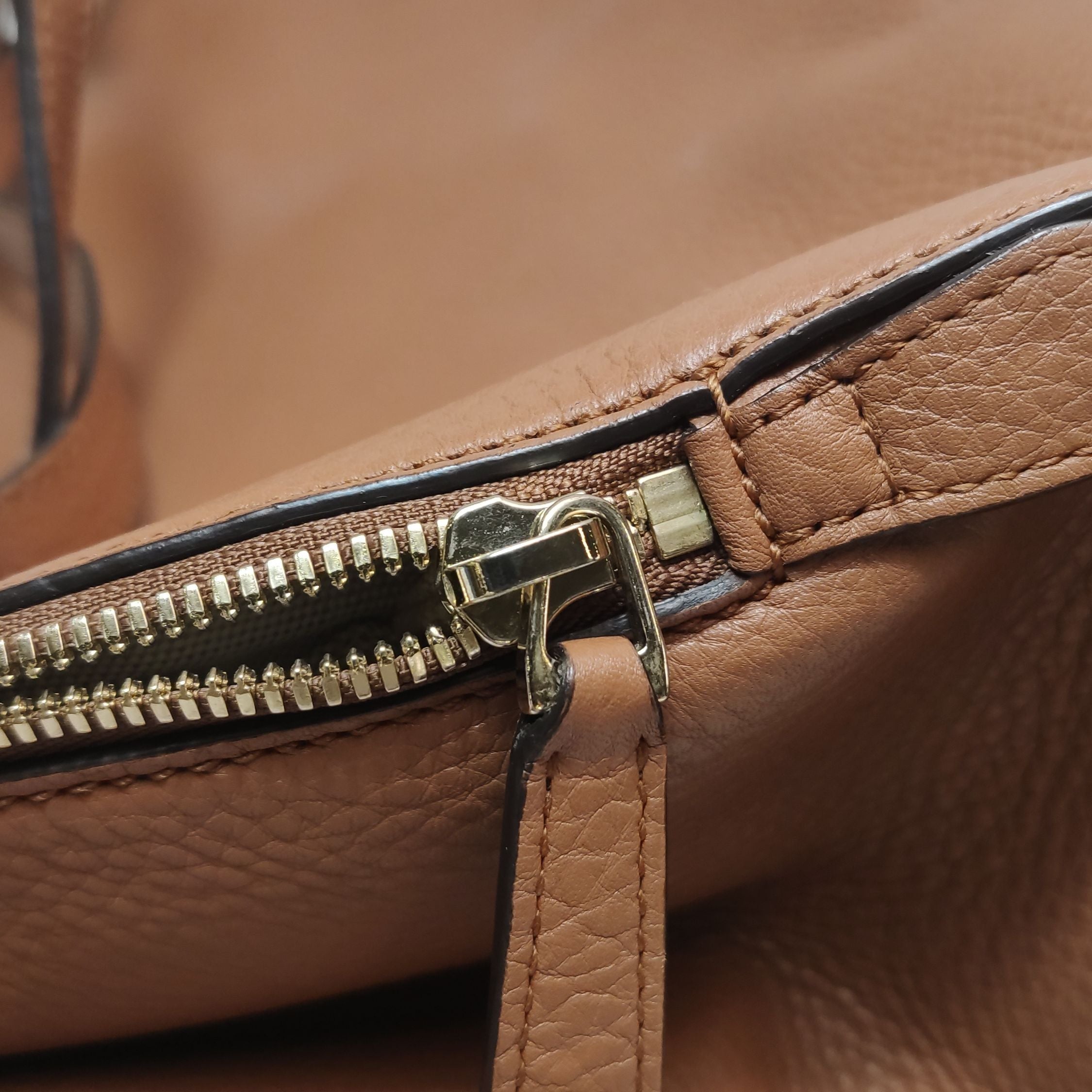 Gucci Leather Solid GG Logo Zip Shoulder Bag 250513781190155