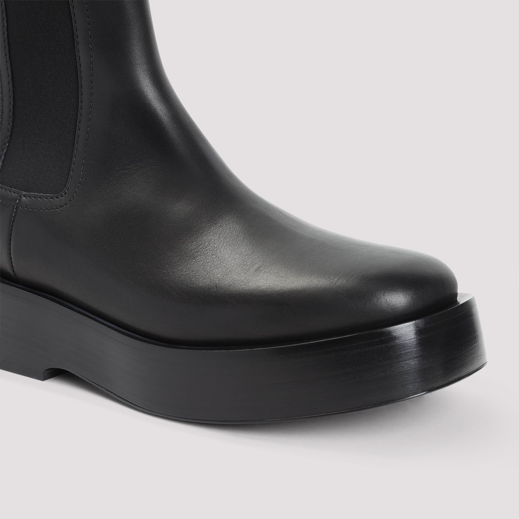 BOTTEGA VENETA Men's Leather Chelsea Ankle Boots