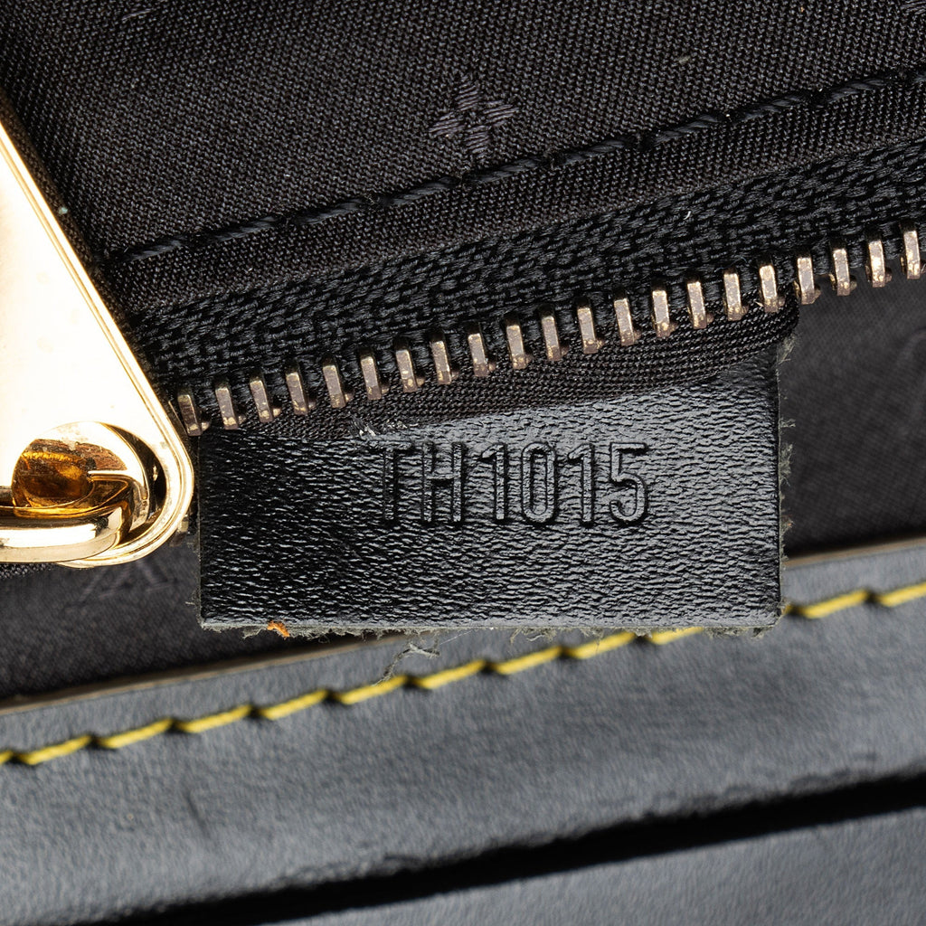 Burberry Embossed Grainy Calfskin  Bi-Fold Wallet (SHF-eDYuMU)