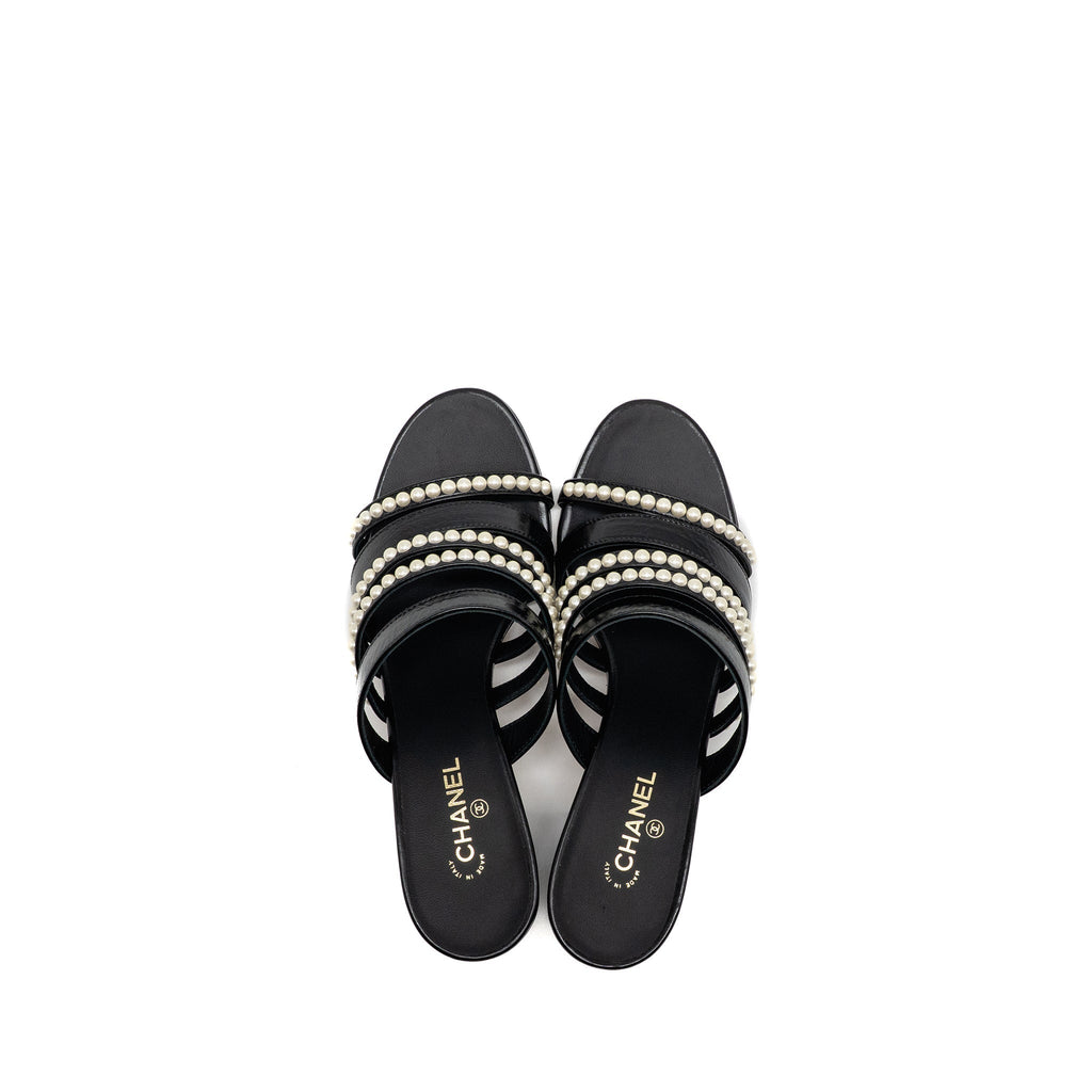Chanel Size 37 leather/pearl sandals Black