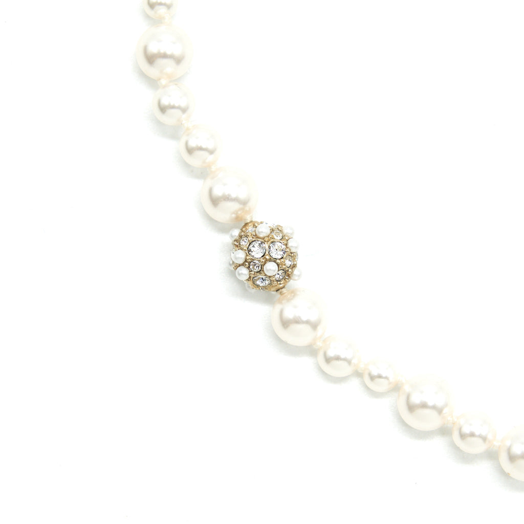 CHANEL CC LOGO PEARL NECKLACE GHW