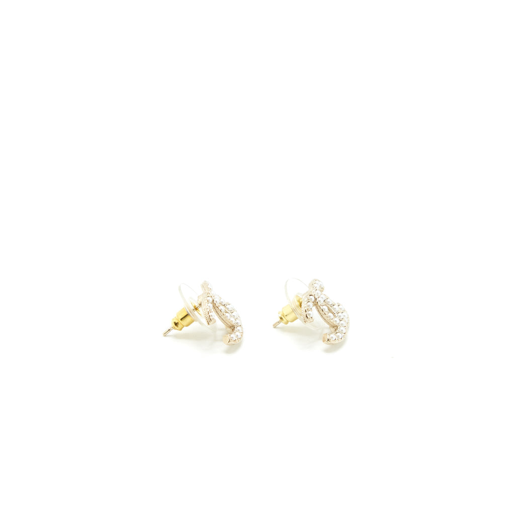 Chanel CC logo with mini pearl earrings LGHW